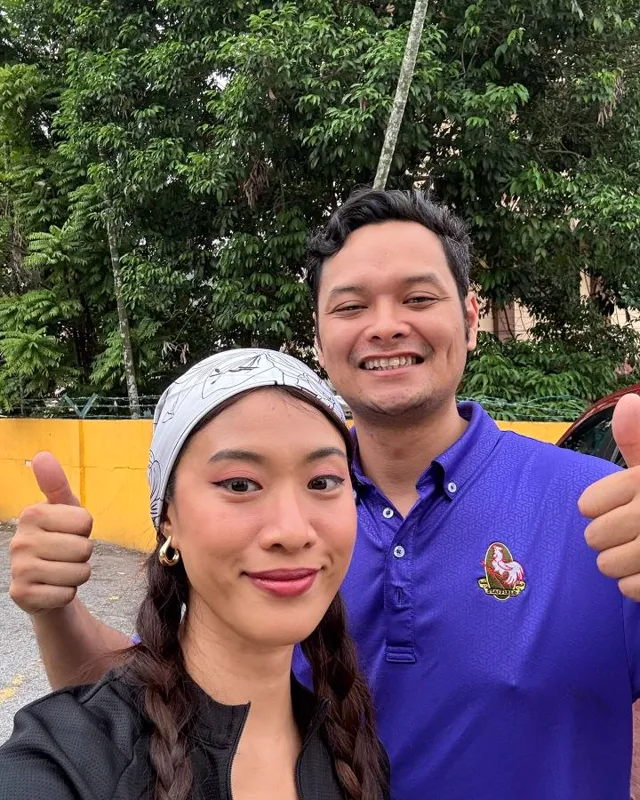 Addin and Nadee giving a thumbs up at the stall